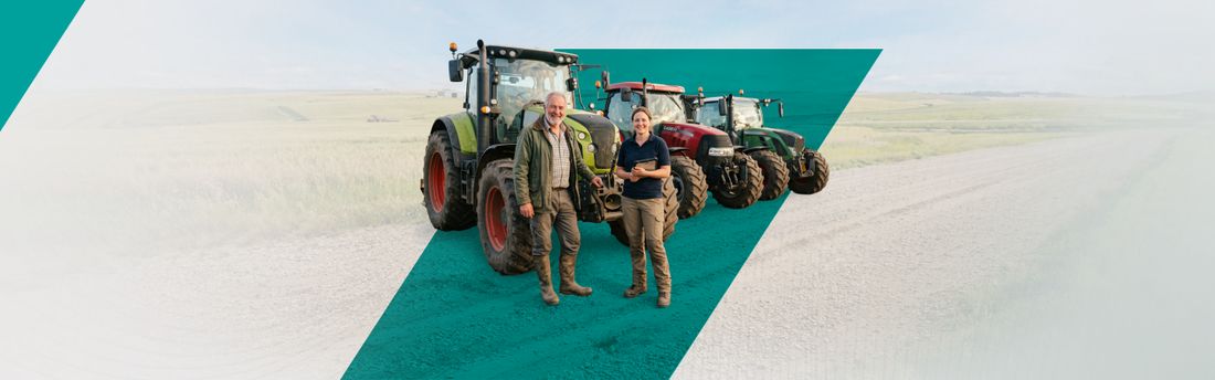 Agricultores em frente a uma fila de tratores