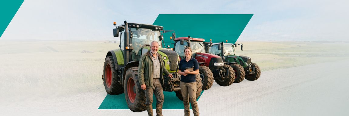 Agricultores em frente a uma fila de tratores